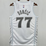 Camiseta NBA Dallas Mavericks – DONCIC #77 – blanca · 2025 - vista 2