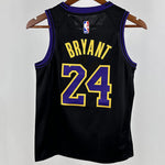 Camiseta NBA Los Angeles Lakers – BRYANT #24 – City Edition · negra · 2024/25 - vista 2
